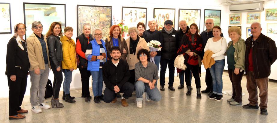 Hem çiziyor hem yazıyor