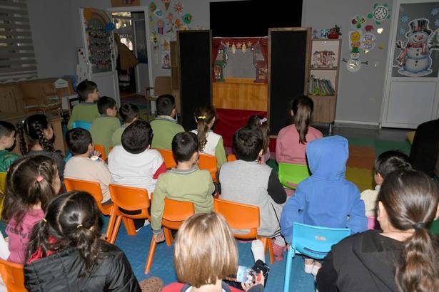 Kuşadası'nda çocuklar 'gölge oyunu' etkinliği ile eğlendi