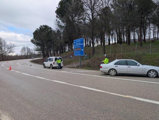 Hafif ticari araç ile otomobil çarpıştı; 2 yaralı