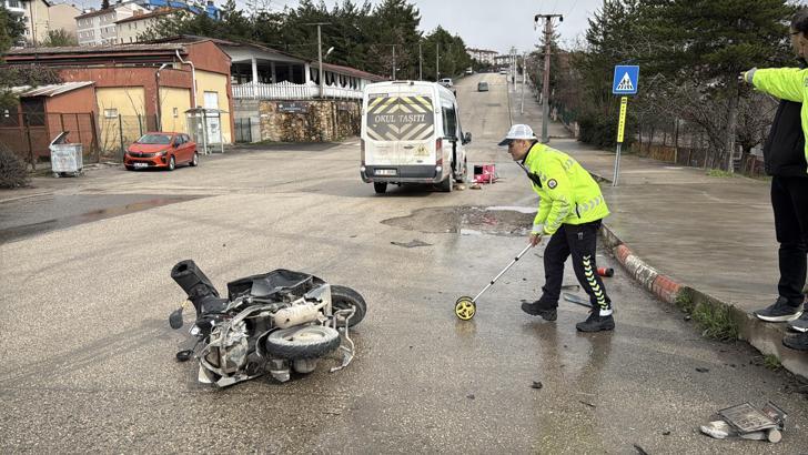 Minibüs ile çarpışan motosikletin sürücüsü öldü