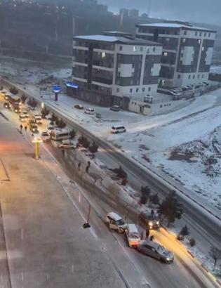 Siirt’te kar yağışıyla kayganlaşan yolda zincirleme kaza