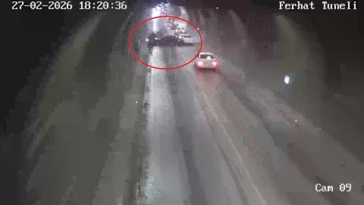 Tünelde iki otomobilin kafa kafaya çarpıştığı kaza kamerada