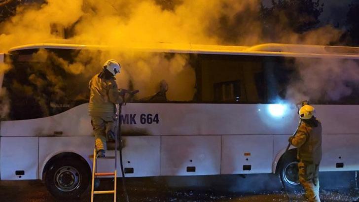 Kadıköy'de park halindeki midibüste çıkan yangın söndürüldü