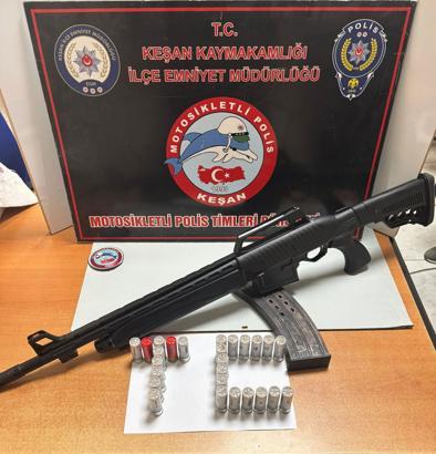 Sırtında taşıdığı halının içerisinde sakladığı ruhsatsız av tüfeğiyle yakalandı