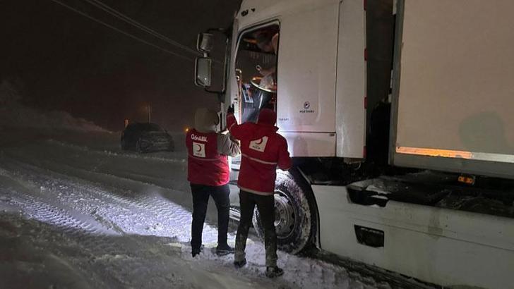 Kar nedeniyle yolda kalanlara Kızılay ve AFAD kumanya dağıttı
