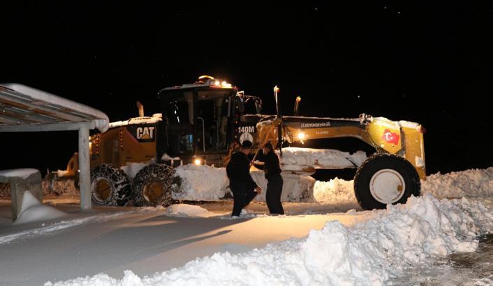 Ekipler, yolu kardan kapalı mahalledeki KOAH hastasına 4,5 saatte ulaştı