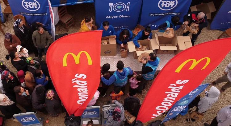 Konteyner kentlerde iftar sofraları kuruluyor