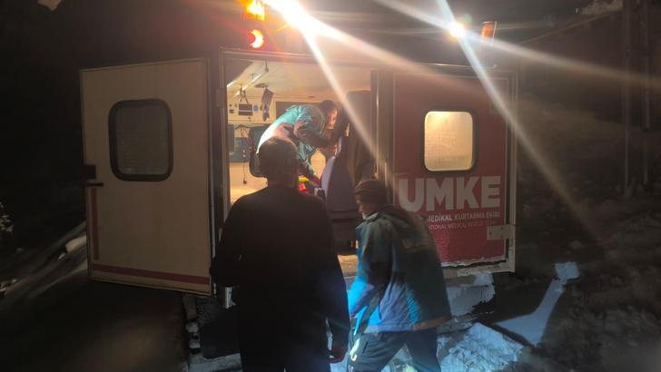 Bingöl’de yolu kapanan köydeki hasta 5 saatlik operasyonla hastaneye ulaştırıldı