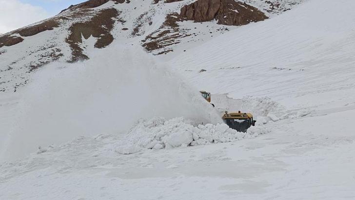 Van’da ekiplerin zorlu karla mücadele çalışması