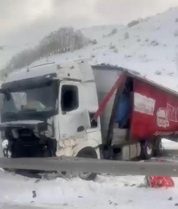 Erzincan-Erzurum kara yolu, kaza nedeniyle tek yönlü trafiğe kapandı