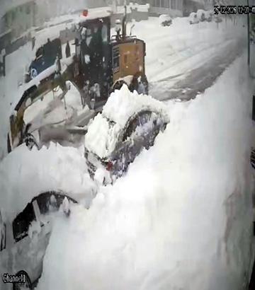 İş makinesinin yol temizliği sırasında kara gömülen otomobile çarptığı kaza kamerada