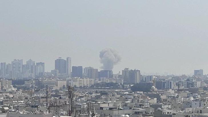 İran, Bahreyn’deki ABD üssünü hedef aldı