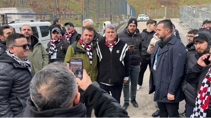 Serdal Adalı, Kocaeli deplasmanında taraftarlarla tribüne girdi