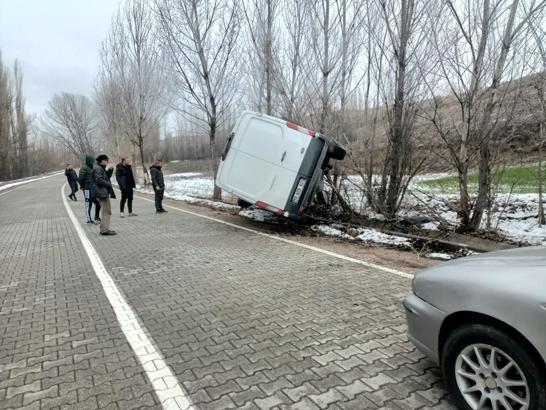 Çorum'da sıkışan sürücüyü itfaiye ekipleri kurtardı