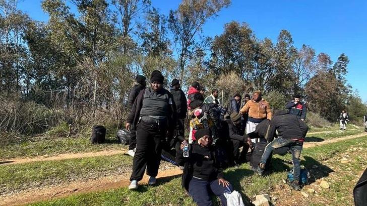 Kaçak göçmenleri 'dağın arkası İstanbul' diyerek, araziye bırakmışlar