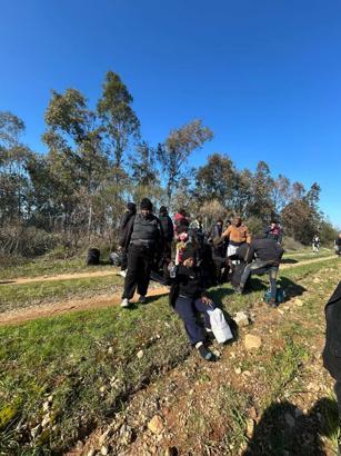 Kaçak göçmenleri 'dağın arkası İstanbul' diyerek, araziye bırakmışlar