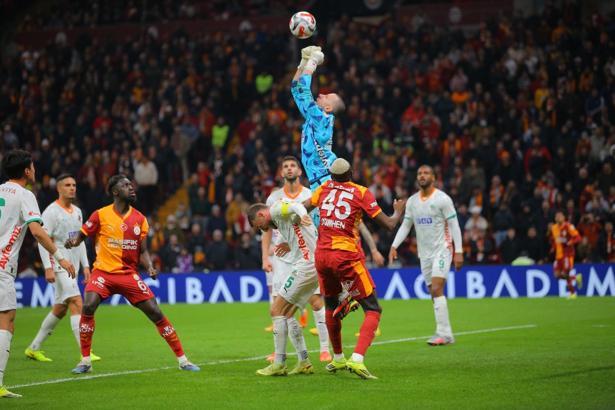 Galatasaray, Alanyaspor’u geçerek ligdeki iç saha yenilmezliğini 31 maça taşıdı