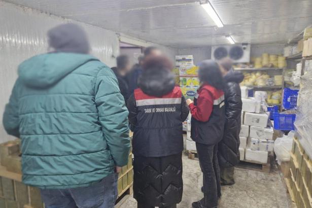 Rize’de bir depoda mevzuata ve tüketime aykırı 9 ton 750 kilo gıdaya el konuldu