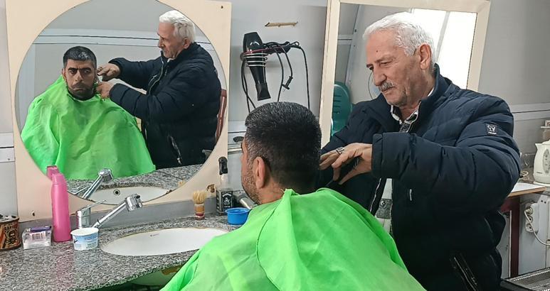 Depremde iş yeri yıkılan 55 yıllık berber, konteynerde mesleğini sürdürüyor