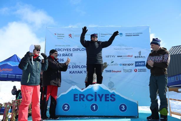 Erciyes’te düzenlenen ’5’inci Diplomatik Kayak Yarışı’ sona erdi