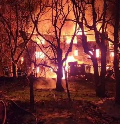 2 katlı ahşap ev ve odunluk yandı