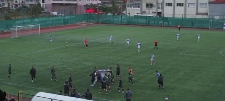 Artvin’de amatör maçta tekmeli yumruklu kavga kamerada