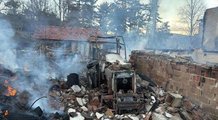 Çorum'da çıkan yangında ev ve traktör yandı