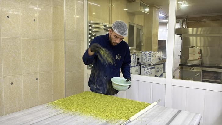 Tatlıcılarda ramazan mesaisi; iftar sofralarına baklava yetiştirmek için 12 saat çalışıyorlar