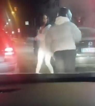 Trafikte kendisini uyaran motosiklet sürücüsüne tekme tokat saldırdı