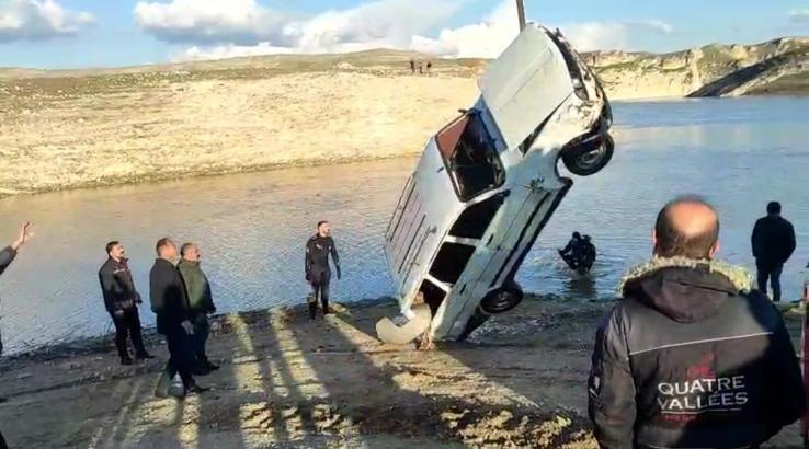 Nehir kenarına bırakılan otomobil suya sürüklendi