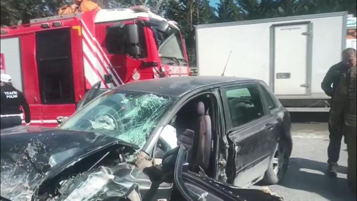 İstanbul - Arnavutköy’de otomobille ticari araç kafaya çarpıştı: 1'i ağır 3 yaralı - 1
