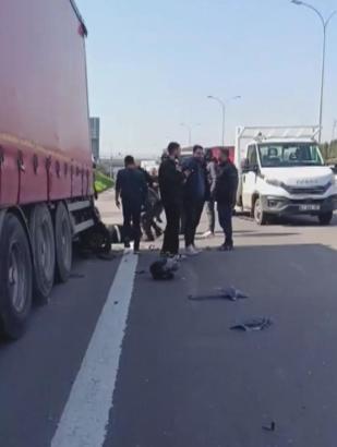 İstanbul- Sultanbeyli TEM Otoyolu'nda motosiklet TIR'a çarptı