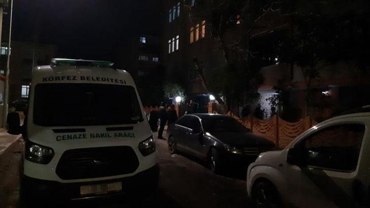 Annesiyle yaşadığı evde boğazından bıçaklanmış halde bulunan kadın öldü