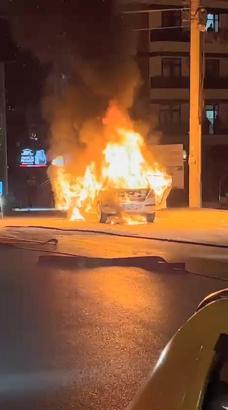 Kocaeli’de otomobil alev alev yandı