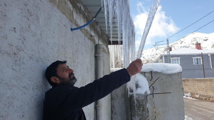 Termometreler eksi 18’i gördü, binalarda 3 metrelik buz sarkıtları oluştu