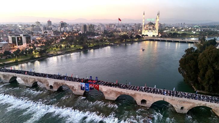 Tarihi Taşköprü'de iftar