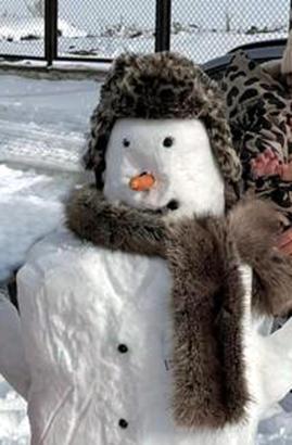 Kardan adam yapıp, başına kalpak taktılar