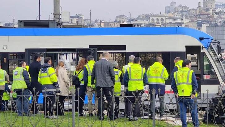 Eminönü'nde seyir halindeki tramvay raydan çıktı
