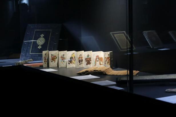 Dünyanın en küçük kitabı ve en hafif kağıdı EÜ'de sergileniyor