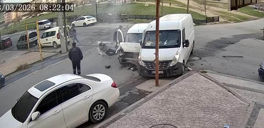 Minibüs ile hafif ticari aracın çarpıştığı kaza kamerada; 4 yaralı