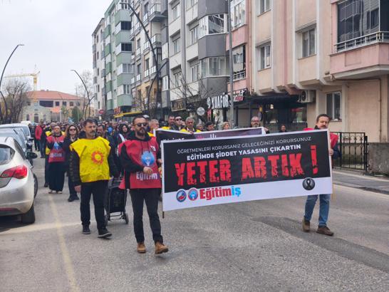 Keşan’da öğretmenler, öldürülen meslektaşları için yürüdü