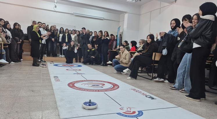 Üniversitede floor curling tanıtımı