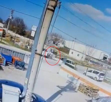 Dönüş yapan minibüse çarpan motosikletin sürücüsü yaralandı; kaza kamerada