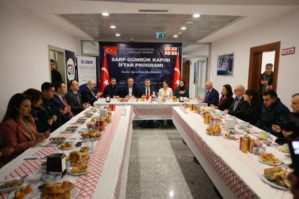Sarp Sınır Kapısı’nda Türkiye-Gürcistan dostluk sofrası