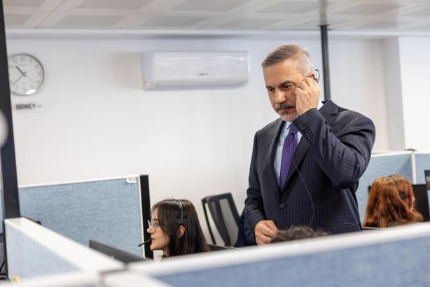 Bakan Fidan, Konsolosluk Çağrı Merkezi'nde incelemelerde bulundu / Ek fotoğraflar