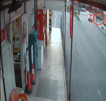 Kırmızı ışık ihlali yapan motosikletli, otomobille çarpıştı; kaza anı kamerada