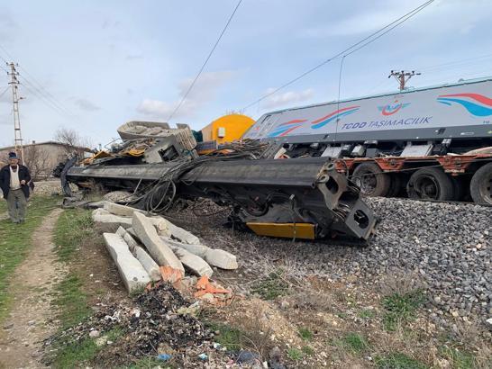 Nevşehir’de yük treni hemzemin geçitte TIR’a çarptı: 2 yaralı