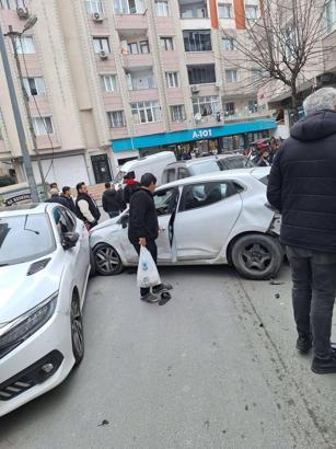 İstanbul- Sultangazi'de yol verme tartışmasında hafif ticari araç otomobile çarptı; kaza kamerada