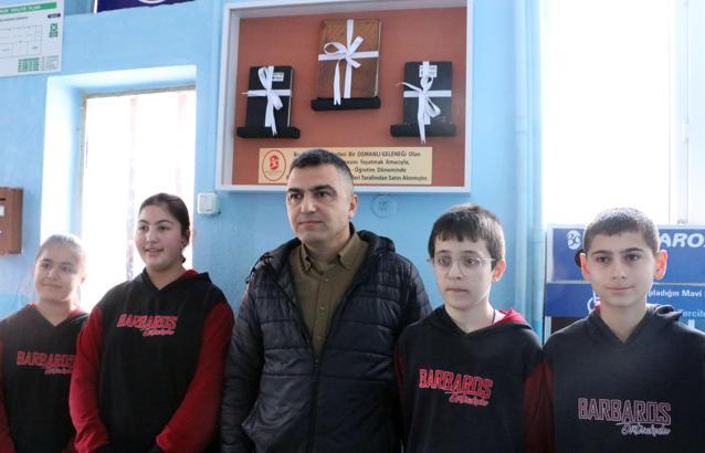 Okulda para toplayıp, 3 bakkalın veresiye defterini satın aldılar