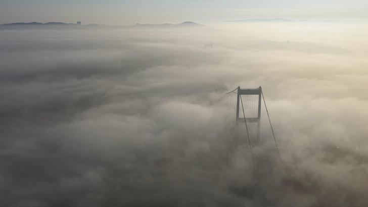 İstanbul - Sis içinde kalan Fatih Sultan Mehmet Köprüsü havadan görüntülendi